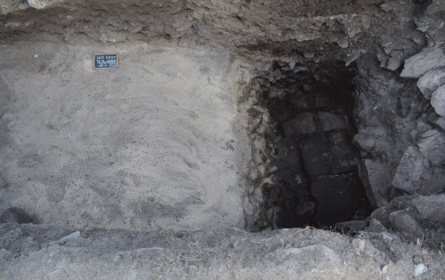 Nisipul litoral US011 și structura constructivă încorporată în zidul de incintă din perioada romană târzie (plinta și paramentul zidului), după înlăturarea depunerilor de pământ din săpăturile moderne (vedere dinspre nord)