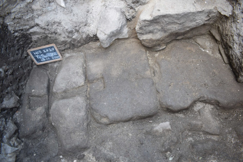 – Structura constructivă încorporată în zidul de incintă din perioada romană târzie (plinta și paramentul zidului) (vedere dinspre est)