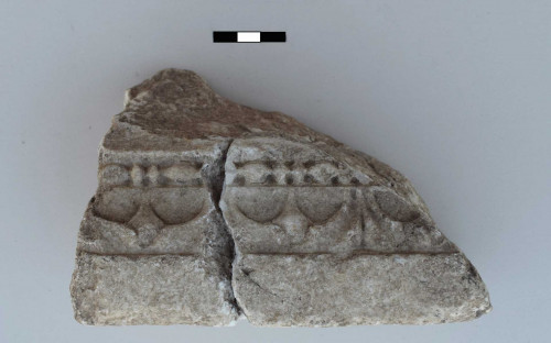 Fragmente dintr-un monument elenistic de marmură, cu kymation lesbic, al doilea sfert al secolului al III-lea î.e.n., descoperite în depunerile moderne