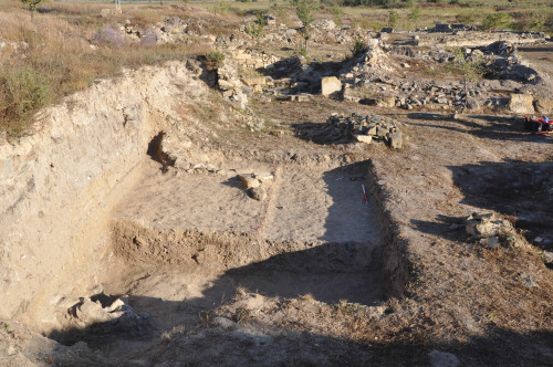 Vedere dinspre sud cu suprafața A5, în fundal templul Afroditei