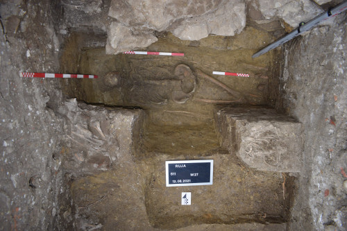 Fig. 10. Secțiunea S11. Mormântul M27 cu nișă.