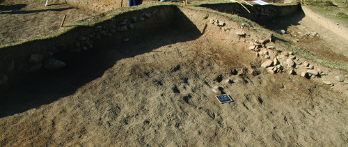 Fig. 3. Al cincelea nivel al tumulului, documentat în secțiunea sud-estică, relevă inelul de bolovani depus peste humusul antic și mărginind movila centrală de pământ.