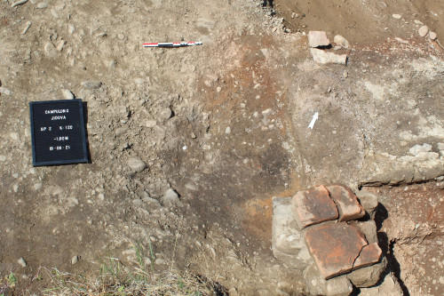 Fig. 4. Groapa amenajată în capătul de sud al canalului cu pereții de cărămidă (a. la conturare)