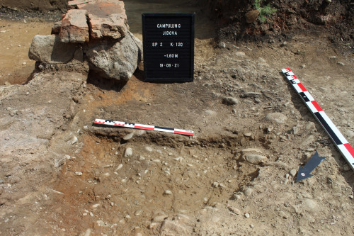 Fig. 4. Groapa amenajată în capătul de sud al canalului cu pereții de cărămidă (b. la secționare)