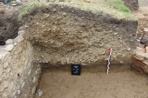 Fig. 5. Secvența stratigrafică observată pe profilul realizat între zidul de incintă (est) și zidul absidei (la vest).  