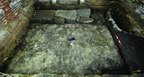 Fig. 2. Secțiunea AS5/1 cu structura modernă (Cx 44) în E și structuri romane din două faze diferite – lespezi de calcar (Cx 52), respectiv substrucție de podea/ paviment (Cx 191).