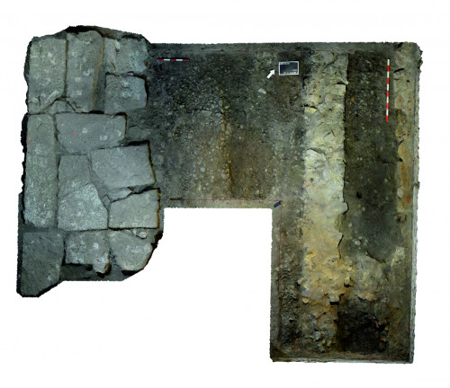 Fig. 4. Lespezi de calcar (Cx 4) în V subsolului, cu suprafață de pietriș la E și zid de clădire (Cx 200) – fotogrammetrie.