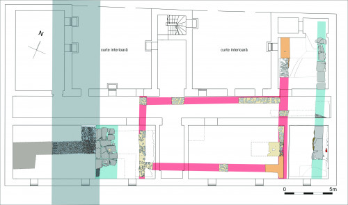 Fig. 5. Planul clădirii de început de sec. III p.Chr. relativ la aliniamentele de lespezi și drum (cu roșu, albastru și gri – reconstituiri ipotetice).