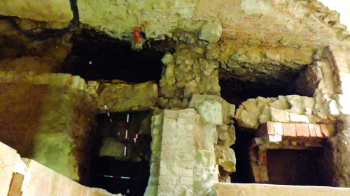 Fig. 2. S.26. Vedere de ansamblu incluzând colțul de sud-vest al bazilicii romanice, colțul de sud-vest al bisericii gotice, capătul de sud-est al ferulei și diverse structuri zidite de interior.