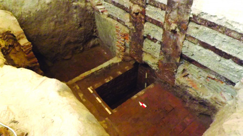 Fig. 4. S.28. Cripte tencuite, cu pavaj de cărămidă, afectate de intervențiile de secol XIX și de centura de beton a turnului.