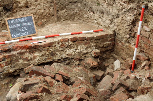 Fig.8. Podeaua de cărămidă suprapunând zidul prăbușit, vedere dinspre est.