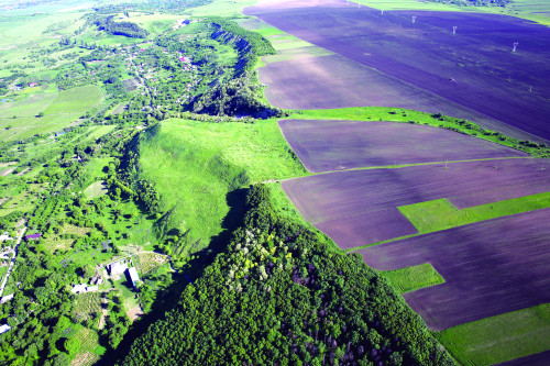 Fig. 1 Cucuteni-Cetățuie, imagine aeriană dinspre nord-est.