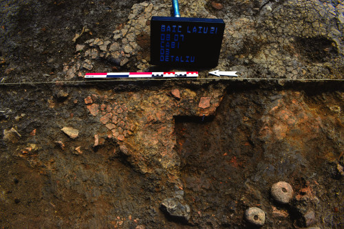 Fig. 4 Cucuteni-Cetățuie, secționare fragment din podeaua etajului locuinței cucuteniene