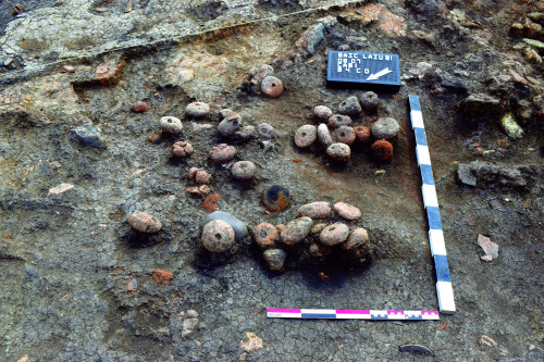 Fig. 6 Cucuteni-Cetățuie, complex de greutăți de lut de la parterul locuinței