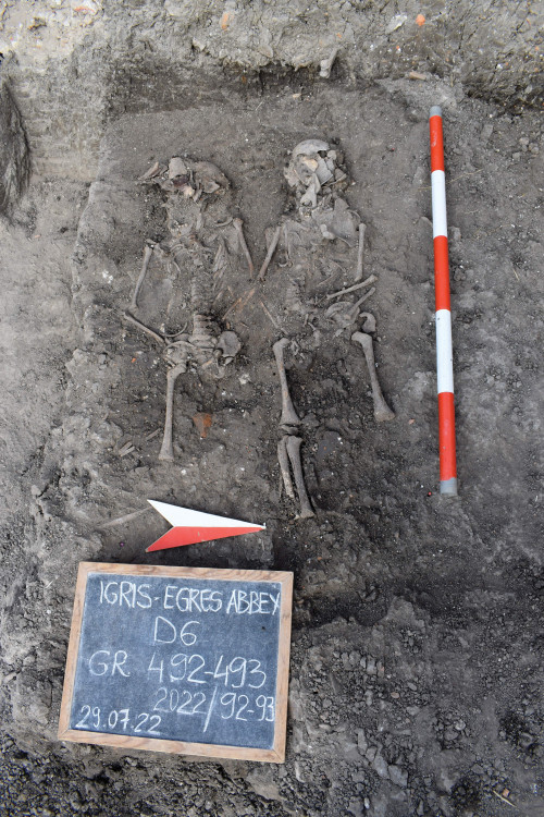 Fig. 1. Morminte de copii din interiorul bisericii mănăstirii.