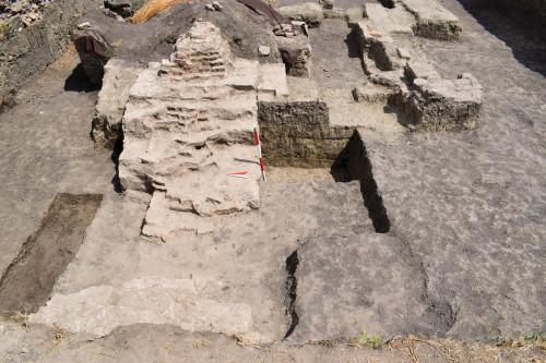 Fig. 7. Zidul sudic al bisericii mănăstirii cisterciene, vedere dinspre vest.