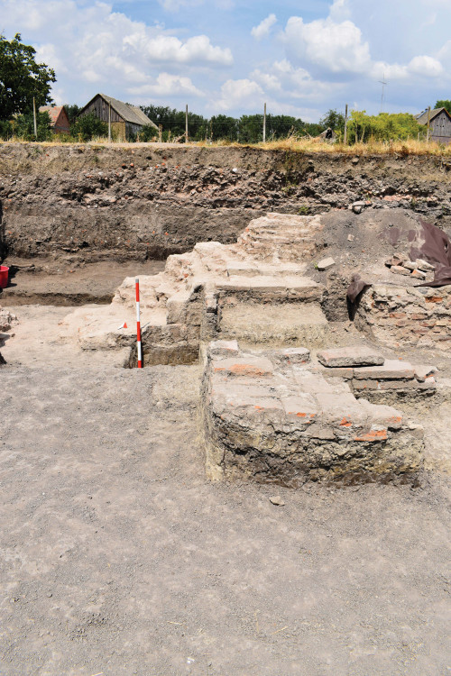 Fig. 8. Limita vestică a bisericii din secolele XI-XII.