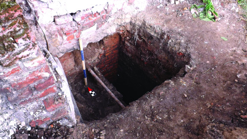 Fig. 3. Sondajul S.01, cu ruina capelei-bastion adosată la fundația  cancelariei.