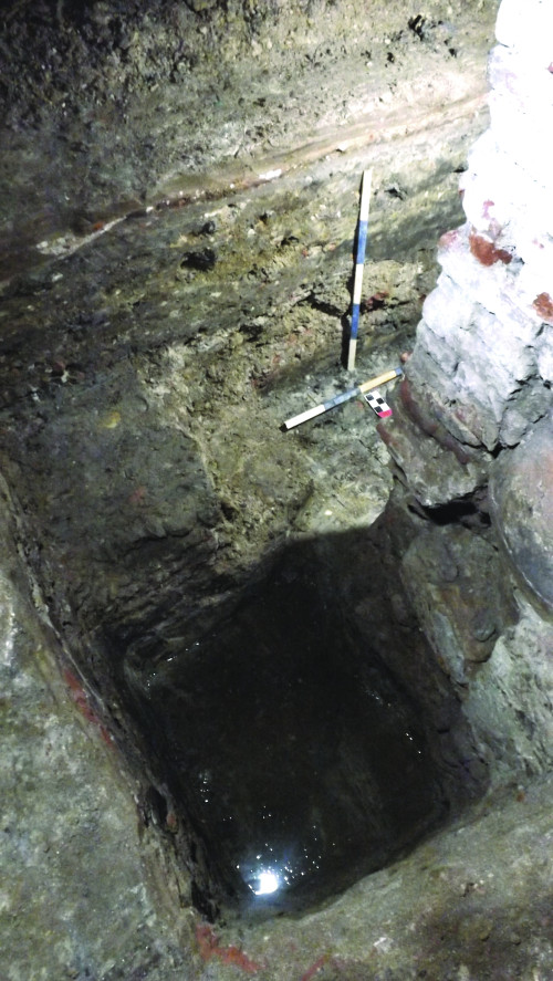 Fig. 5. Sondajul S.03, în beciurile actualei  cancelarii, cu umplutura unui complex ce a precedat-o și cu infiltrații de apă.
