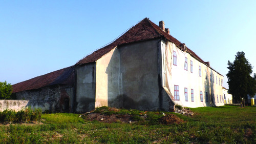 Fig. 1. Cancelaria Mitropoliei Greco-Catolice din Blaj în 2022, cu locul fostei capele-bastion în prim plan.
