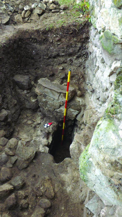 Fig. 4. Sondajul S.18, cu ruina zidului Z.03, anterior  cetății actuale, suprapus de ruina zidului Z.02.