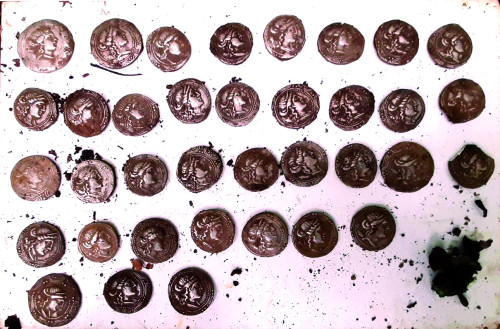 Fig. 7. Detaliu cu bunurile (monede, fragmente din bronz) extrase din context, în timpul documentării.