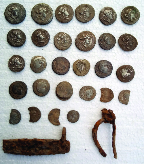 Fig 1. Imagine postată de pe site-ul paginii de socializare https://www.facebook.com/groups/detectiemetal, cu 
artefactele predate la Primăria comunei Jidvei, în data de 15.08.2022.
