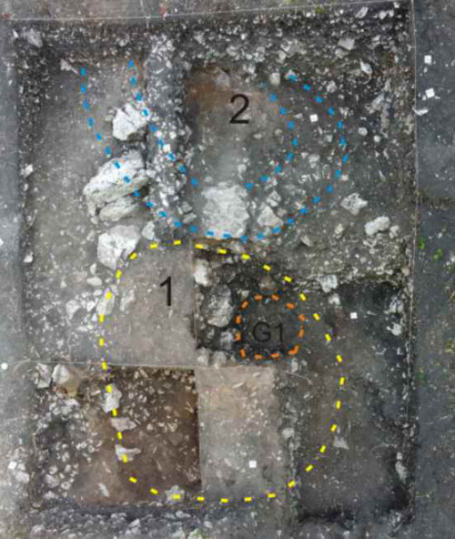 Fig. 3. Delimitarea celor două complexe, M1 și M2, precum și poziția gropii G1, foto D.-N. Pall-Both, grafică I. V. Ferencz.