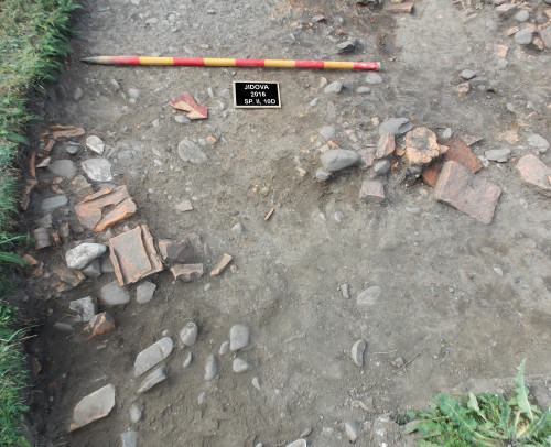 Fig. 4.1. Canalul care mărginea spre nord stradela amenajată în fața turnului de curtină: capătul vestic al canalului.