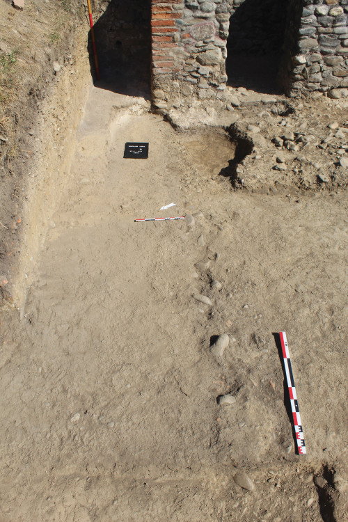 Fig. 4.3. Canalul care mărginea spre nord stradela amenajată în fața turnului de curtină: traseul canalului.