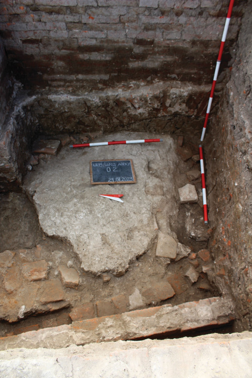 Fig. 8. Canale și gură de scurgere.