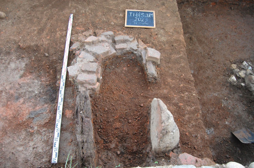 Fig. 6. Sector 1. Amenajare din cărămizi (probabil izvor de apă) din faza a III-a de lemn.