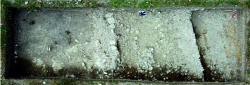 Fig. 1. a. Micia, Sector Castrul roman, campania 2023: S1 Nivel de călcare al barăcilor din faza intermediară a castrului (– 1,20 m adâncime).