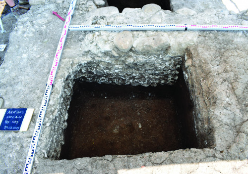 Fig. 1. Fundațiile din piatră de râu legată cu mortar din zona turnului estic al intrării în clădirea principală A (foto ARVP).