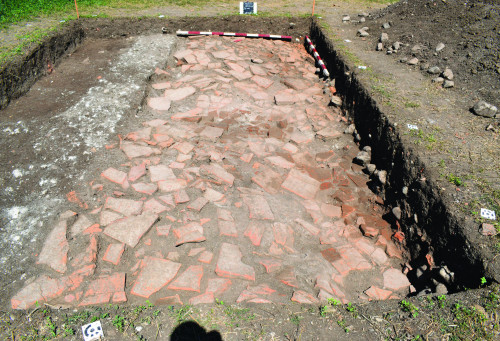 Fig. 2. Acoperișul clădirii principale A descoperit in situ și urmele unei fundații parțial demantelate în sectorul sud-estic (foto ARVP).