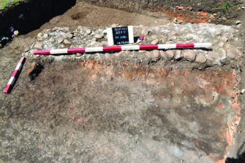 Fig. 3. Urmele pereților din chirpic identificați în zona fundației zidului nordic al horreum-ului C (foto ARVP).
