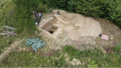 Fig. 1.1. Poiana Cireșului - Piatra Neamț, campania 2023: localizarea S XVI și imagini din timpul săpăturii.