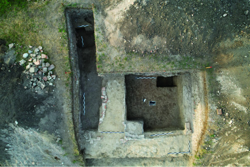 Fig. 4. Sântion - Movila Mănăstirii/Kolostordomb. Teren final al secțiunii S 3 cu fundațiile mănăstirii.
