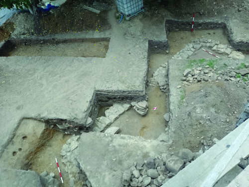 Fig. 5. Ruinele clădirii de pe latura de est a curții interioare, conturare în secțiunile S.07J și S.11A-C.