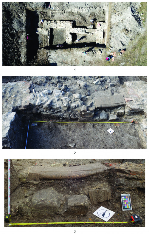 Fig. 5. Imagine de ansamblu ilustrând zidul ce bloca poarta de nord a castrului de la Sutor (1), împreună cu detalii referitoare la reutilizarea unor monumente funerare drept materiale de construcție (2-3).