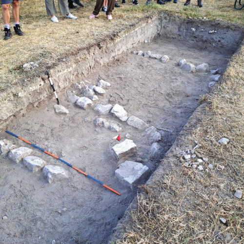 Fig. 1. Capidava X, campania 2023. Mormintele M 64 și M 63 la conturarea gropilor.