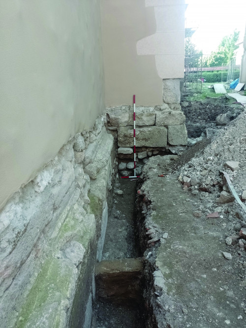Fig. 3. Lucrări de hidroizolare a zidăriei – adosarea contrafortului Z.6 al colateralei de nord pe latura de nord a sacristiei (Z.13A) și zidul în ruină Z.40 al unui fost compartiment adosat.
