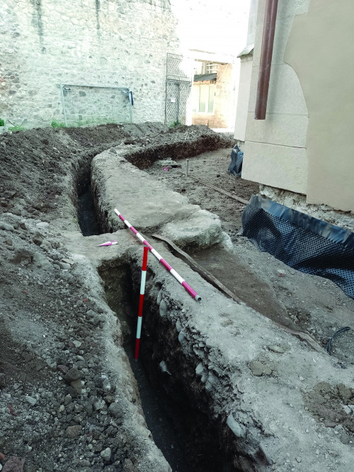 Fig. 4. Lucrări de introducere a rețelei de apă și de coborâre
a nivelului – conturarea zidului în ruină Z.42A+B între biserica
mare și cea mică.