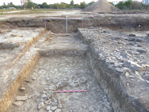 Fig. 9. Curtina de Vest a fortificației – secționarea umpluturii
rămase după demantelare. În dreapta - dărâmătură pe nivelul
de călcare extramuran.