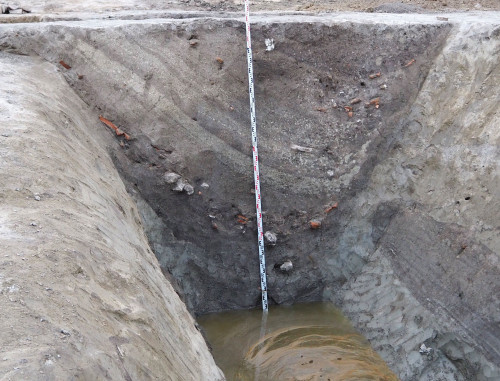 Fig. 7. Profil pe șanțul sudic al valului mare, cu straturi succesive de umplere și materiale antrenate din complexele romano-bizantine.
