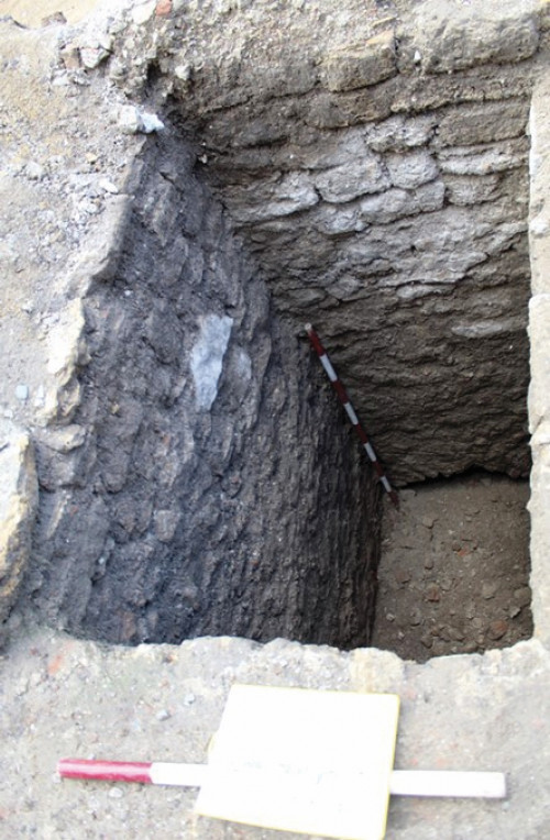 Fig. 7.3. Suprafața S.1: 1-4, aspecte cu cercetarea structurii medievale de piatră cu turn și două arcade din secțiunea S.XIV.