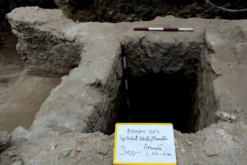 Fig. 7.2. Suprafața S.1: 1-4, aspecte cu cercetarea structurii medievale de piatră cu turn și două arcade din secțiunea S.XIV.