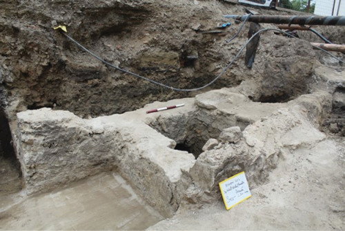 Fig. 7.1.  Suprafața S.1: 1-4, aspecte cu cercetarea structurii medievale de piatră cu turn și două arcade din secțiunea S.XIV.