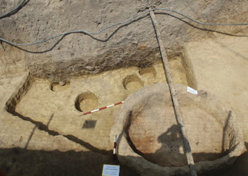 Fig. 6.1. Suprafața S.1: 1-3, descoperirea și cercetarea exhaustivă a locuinței adâncite L.1, cu vatră și gropi menajere, din secțiunea S.XVI.