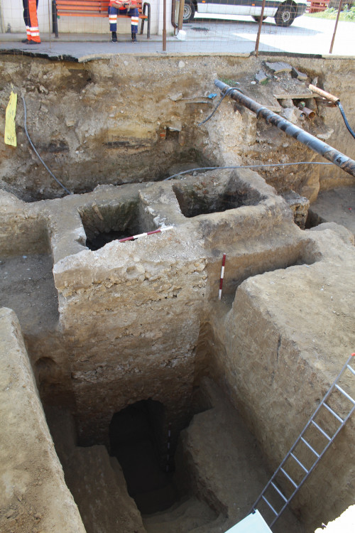Fig. 7.4. Suprafața S.1: 1-4, aspecte cu cercetarea structurii medievale de piatră cu turn și două arcade din secțiunea S.XIV.